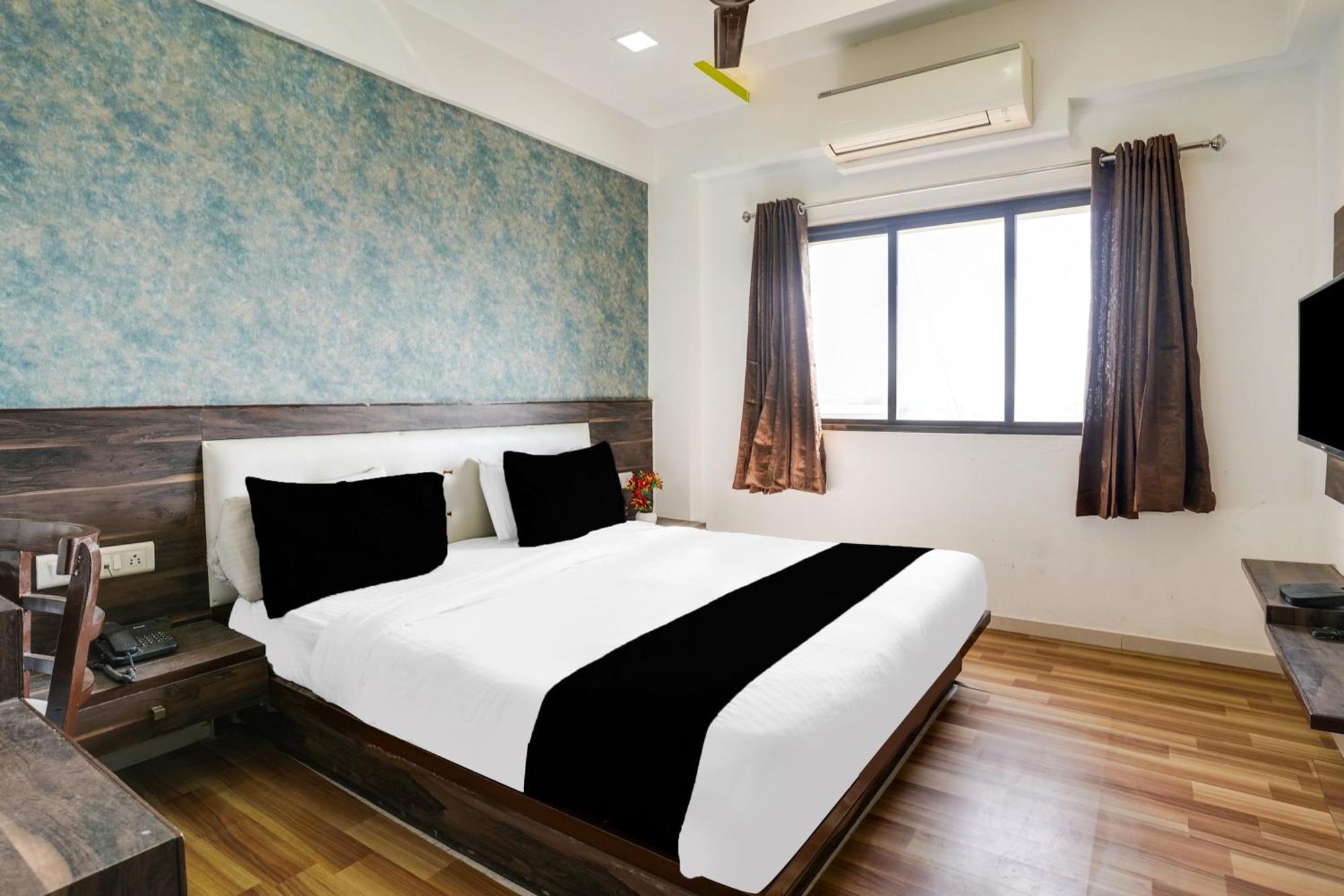Hotel O Hathijan Vatva Formerly Hotel Dev Palace أحمد أباد المظهر الخارجي الصورة