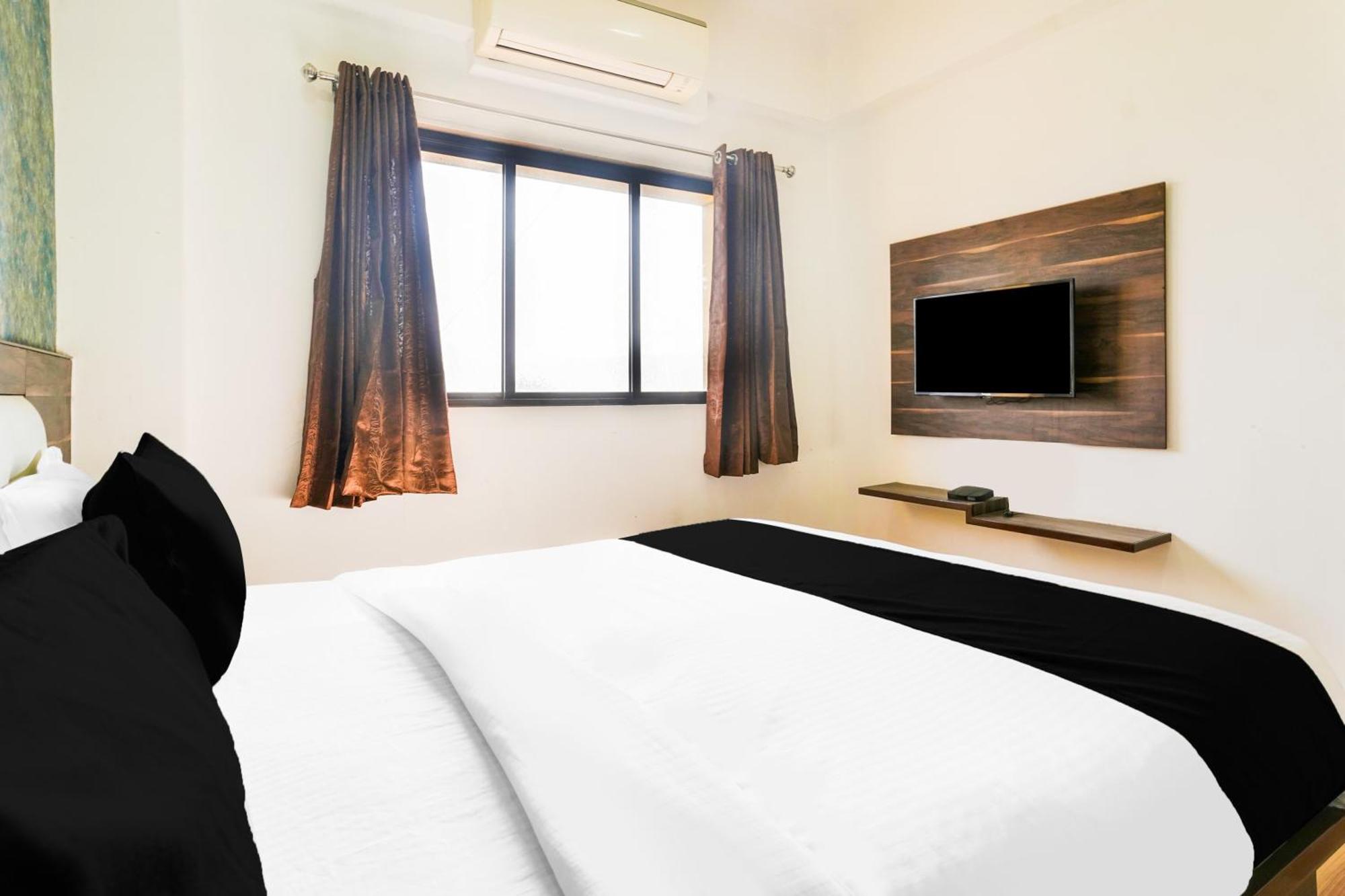 Hotel O Hathijan Vatva Formerly Hotel Dev Palace أحمد أباد المظهر الخارجي الصورة