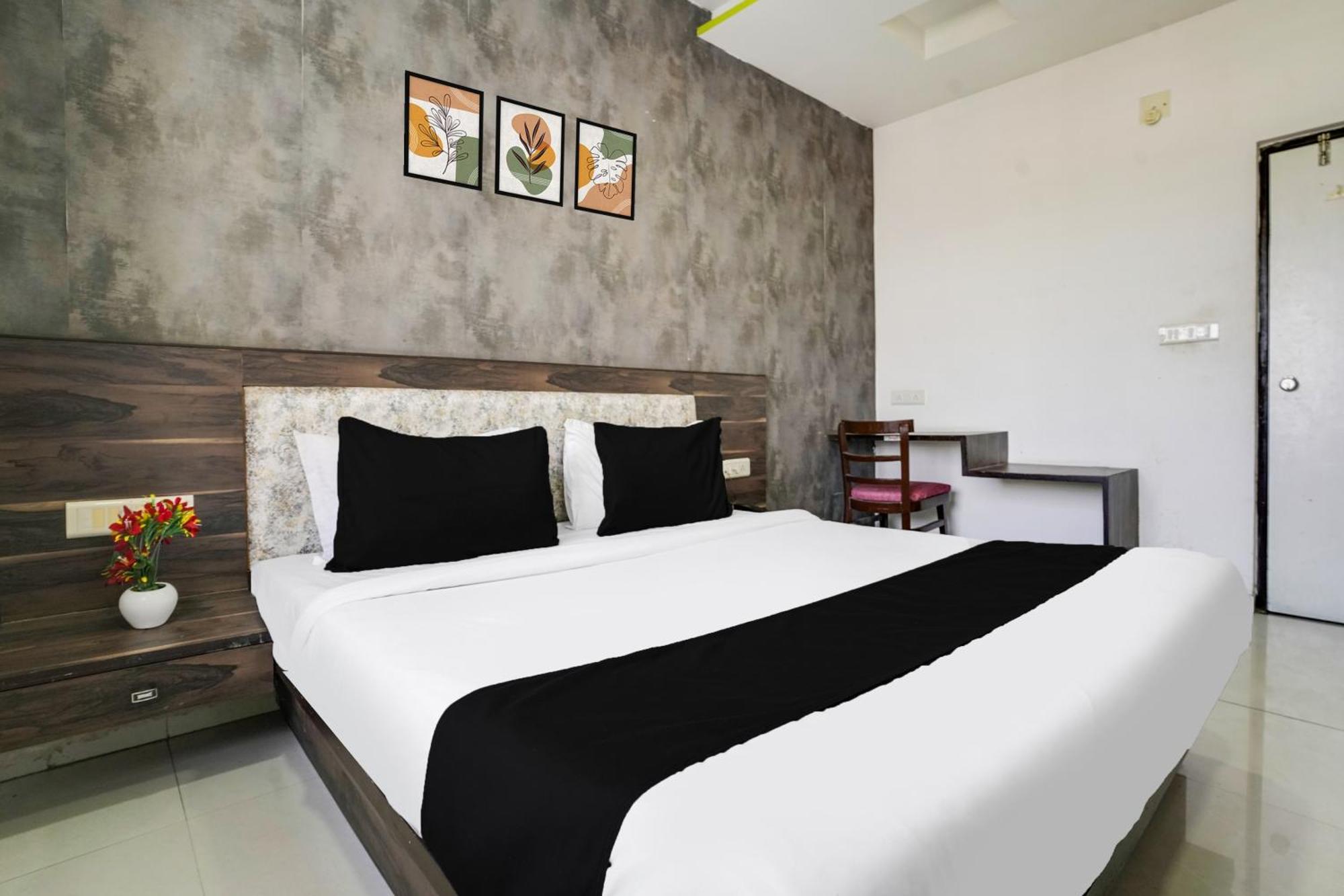 Hotel O Hathijan Vatva Formerly Hotel Dev Palace أحمد أباد المظهر الخارجي الصورة