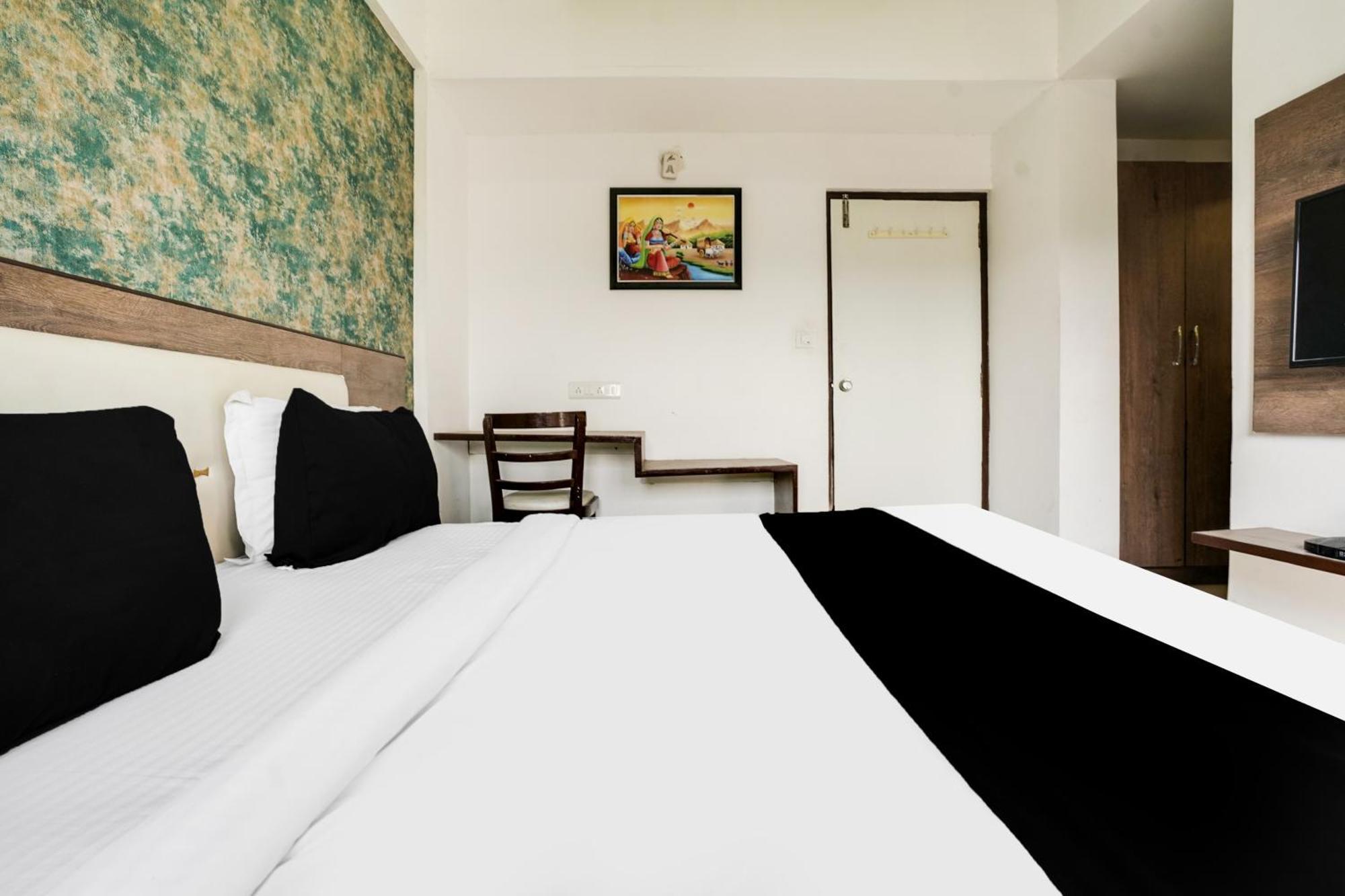 Hotel O Hathijan Vatva Formerly Hotel Dev Palace أحمد أباد المظهر الخارجي الصورة