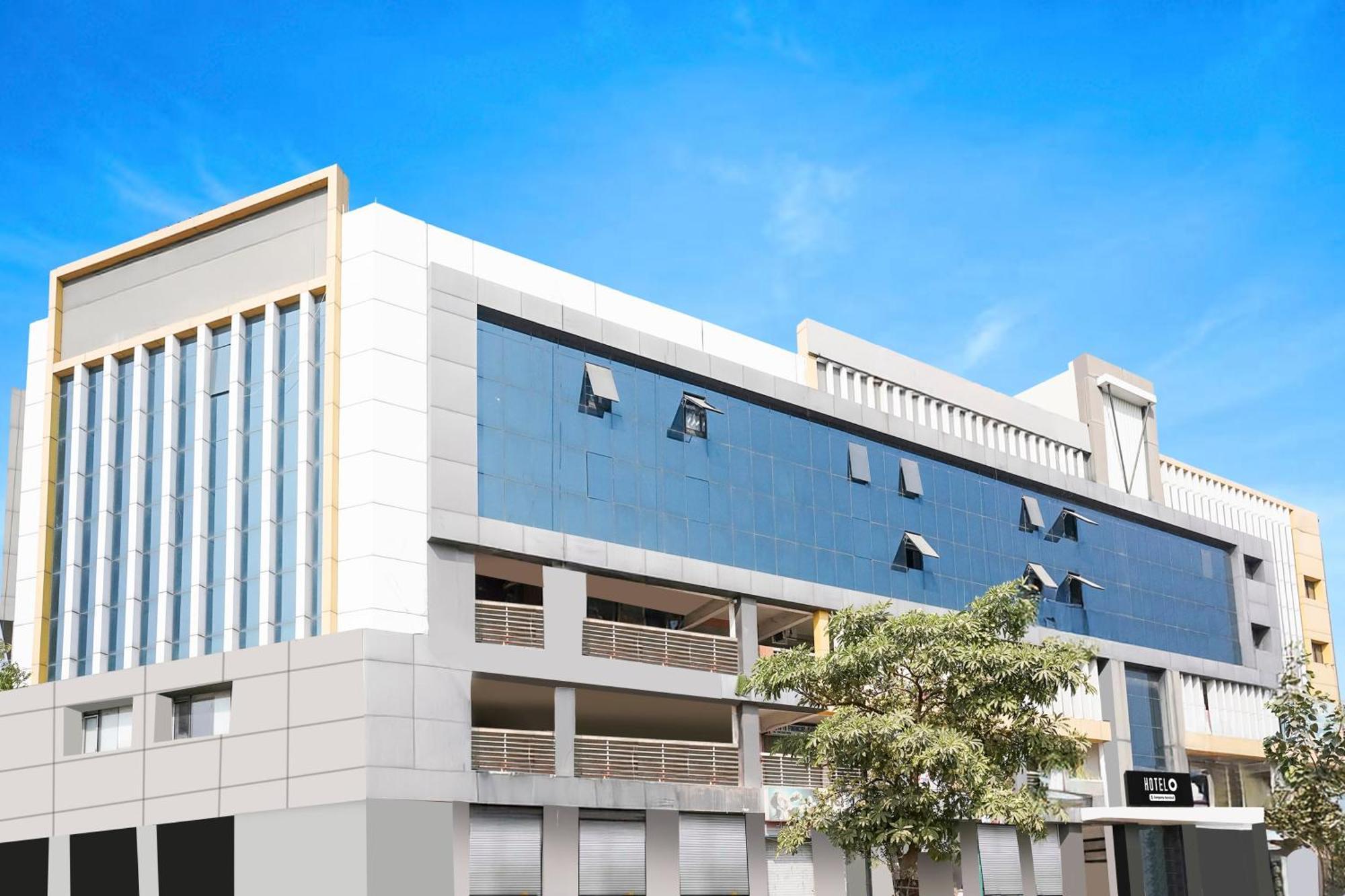 Hotel O Hathijan Vatva Formerly Hotel Dev Palace أحمد أباد المظهر الخارجي الصورة