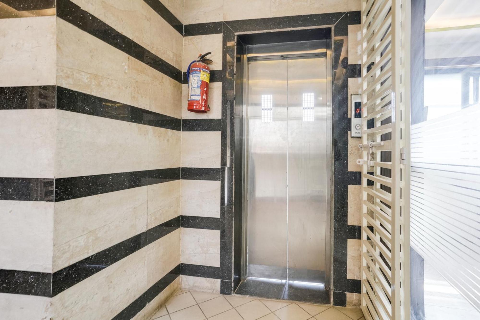 Hotel O Hathijan Vatva Formerly Hotel Dev Palace أحمد أباد المظهر الخارجي الصورة