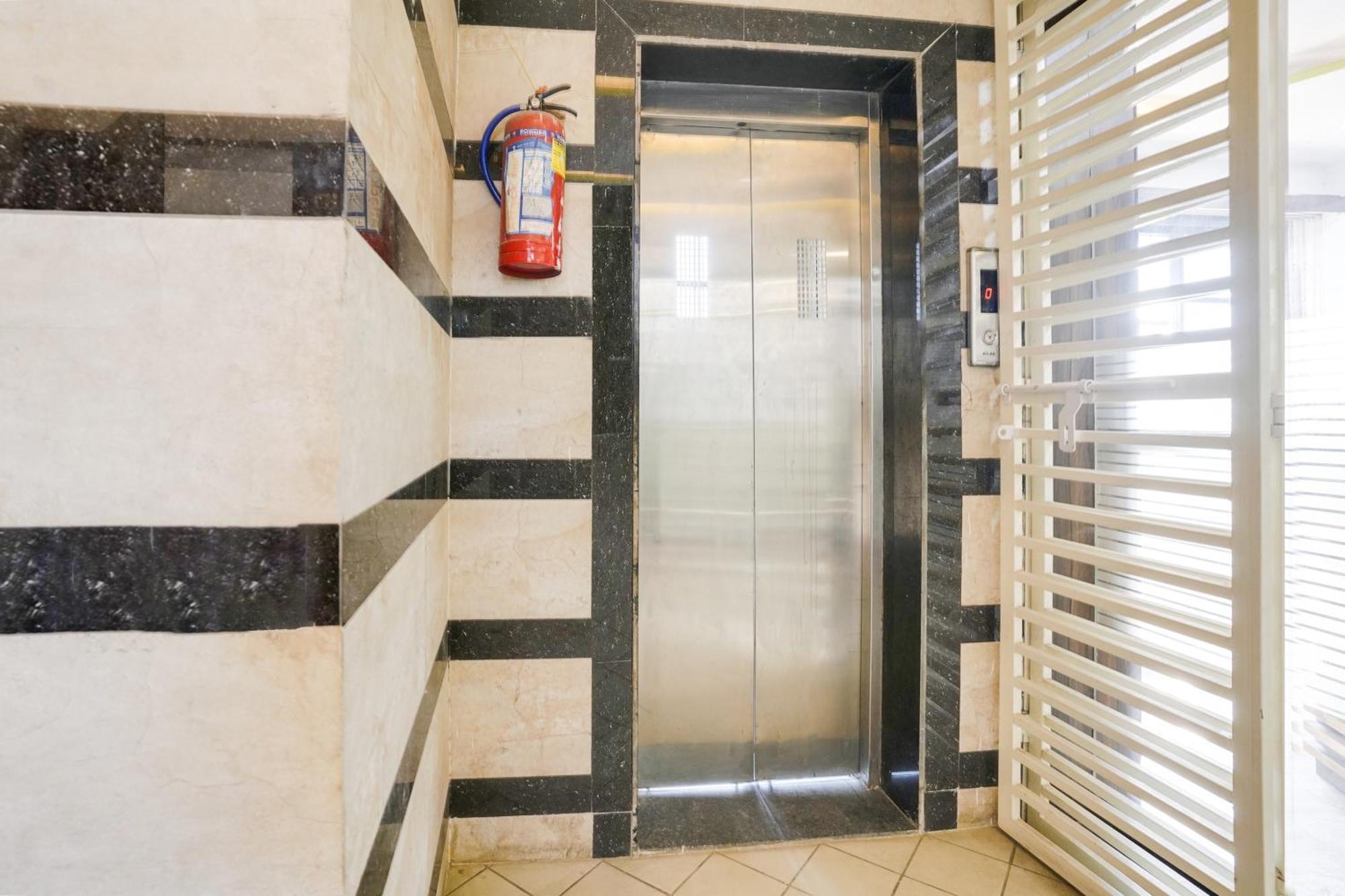 Hotel O Hathijan Vatva Formerly Hotel Dev Palace أحمد أباد المظهر الخارجي الصورة