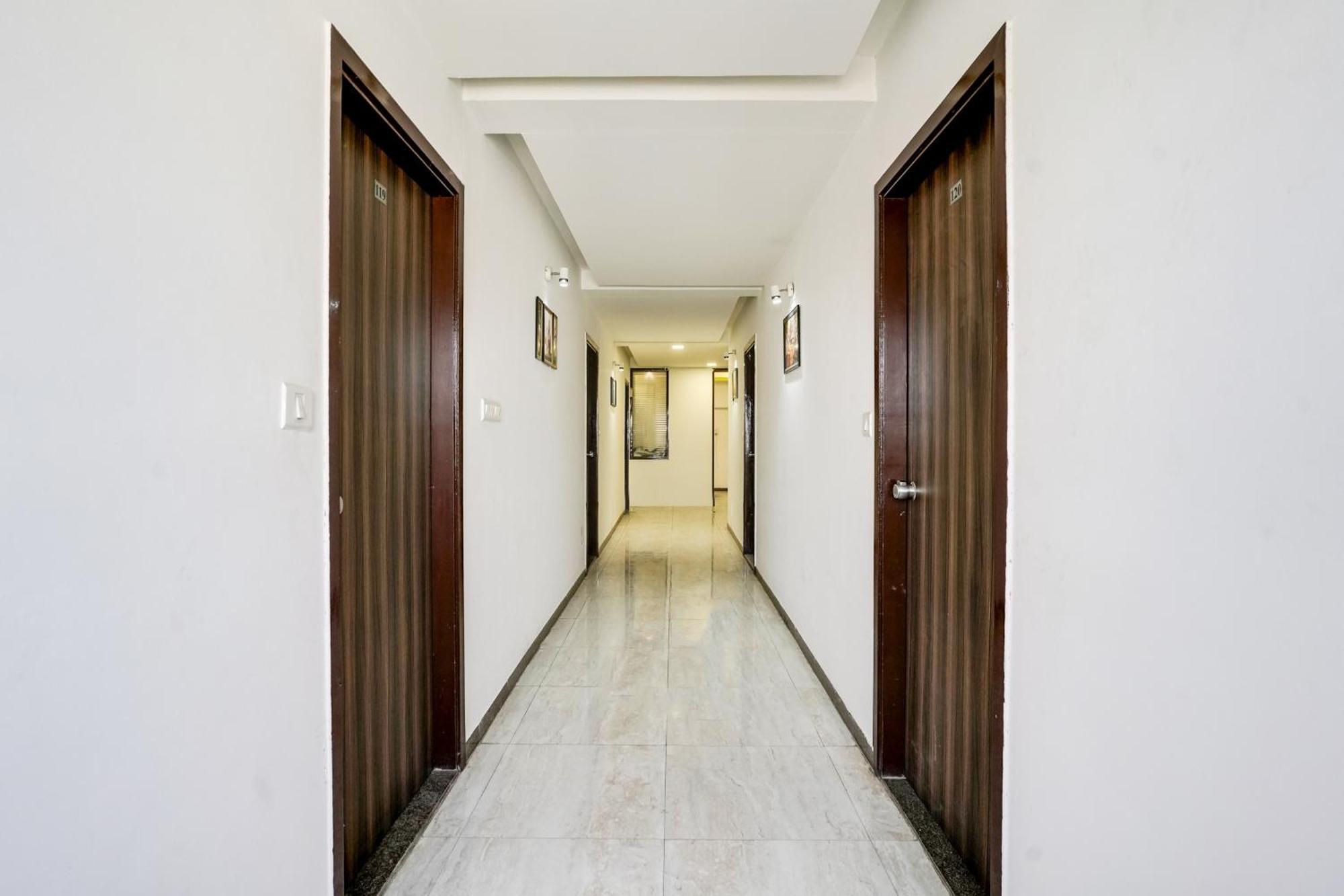 Hotel O Hathijan Vatva Formerly Hotel Dev Palace أحمد أباد المظهر الخارجي الصورة
