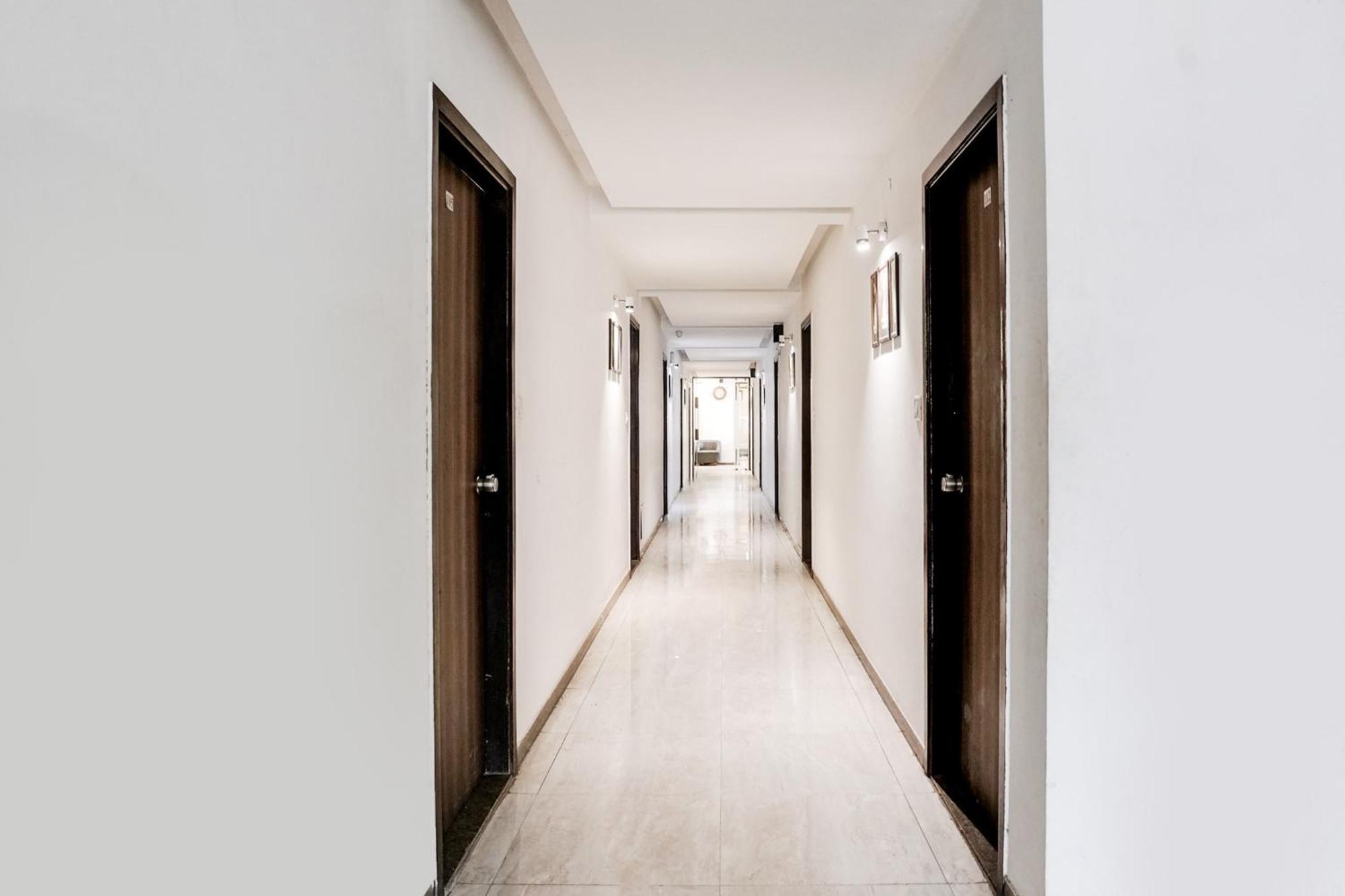 Hotel O Hathijan Vatva Formerly Hotel Dev Palace أحمد أباد المظهر الخارجي الصورة